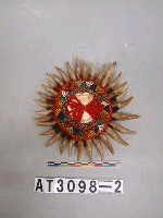 藏品(獸牙製帽前飾)的圖片